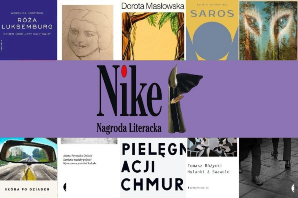 Pośrodku fioletowy pas z czarnym napisem „Nike” i dopiskiem „Nagroda Literacka” oraz statuetką przedstawiającą postać z uniesionym skrzydłem. W górnym i dolnym rzędzie widoczne są fragmenty okładek nominowanych książek, m.in. „Róża Luksemburg”, „Saros”, „Skóra po dziadku”, „Pielęgnacji chmur” i „Hulanki & swawole”.